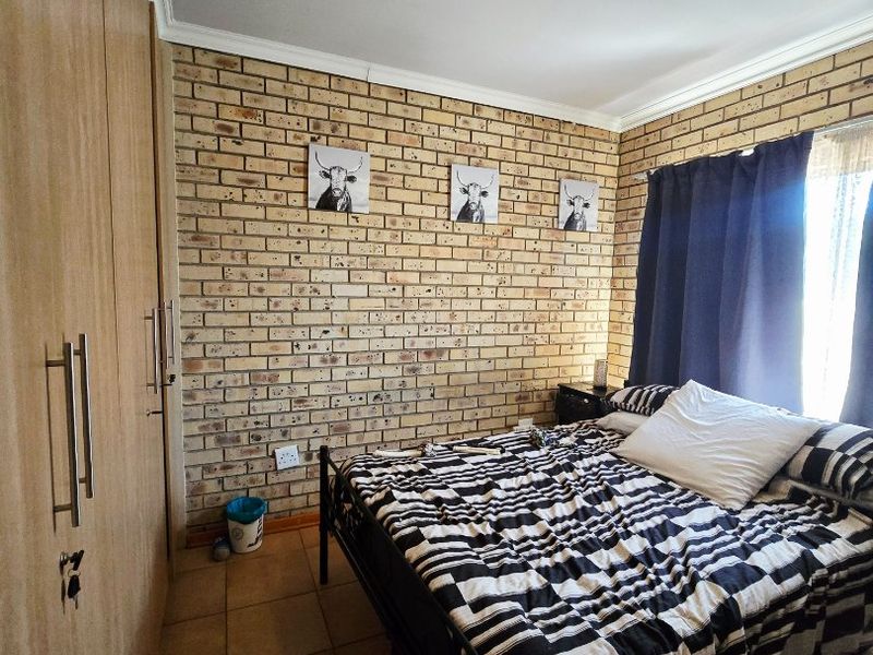 Stylish & Move-In Ready 3-Bedroom Duplex Townhouse – No Levies | Pet Friendly - Photo 7