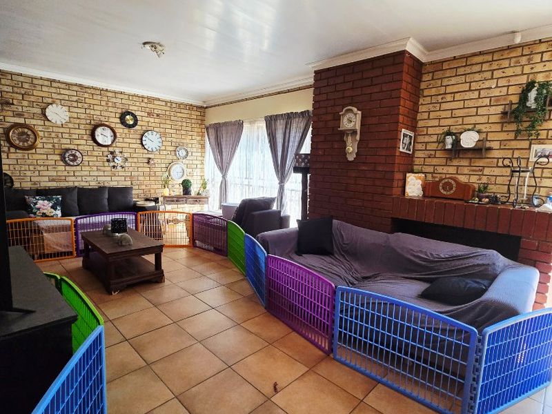 Stylish & Move-In Ready 3-Bedroom Duplex Townhouse – No Levies | Pet Friendly - Photo 6