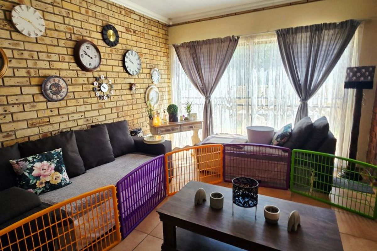 Stylish & Move-In Ready 3-Bedroom Duplex Townhouse – No Levies | Pet Friendly - Photo 5