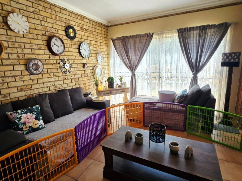 Stylish & Move-In Ready 3-Bedroom Duplex Townhouse – No Levies | Pet Friendly - Photo 5