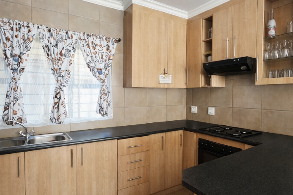 Stylish & Move-In Ready 3-Bedroom Duplex Townhouse – No Levies | Pet Friendly - Photo 4