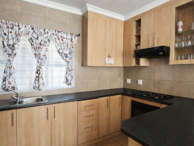 Stylish & Move-In Ready 3-Bedroom Duplex Townhouse – No Levies | Pet Friendly - Photo 4