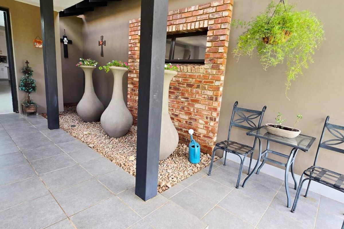 Immaculate 3 Bedroom Residence in a Prestigious Eco Estate – Wilkoppies - Photo 3