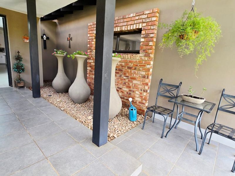 Immaculate 3 Bedroom Residence in a Prestigious Eco Estate – Wilkoppies - Photo 3