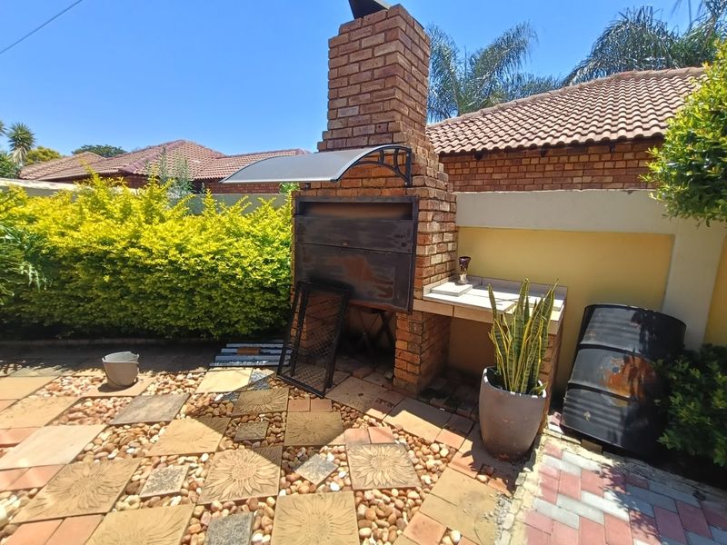 3 Bedroom Full Title Townhouse | Move-In Ready - Photo 4