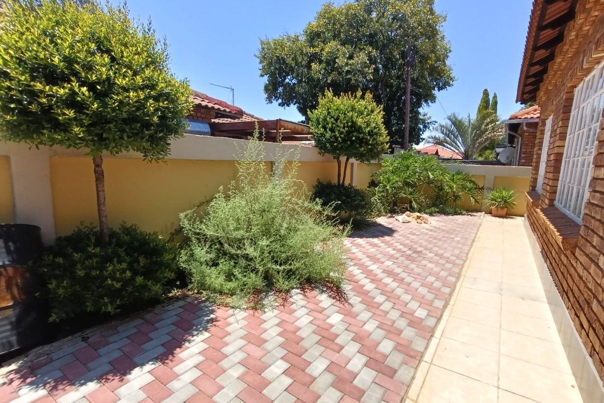 3 Bedroom Full Title Townhouse | Move-In Ready - Photo 3