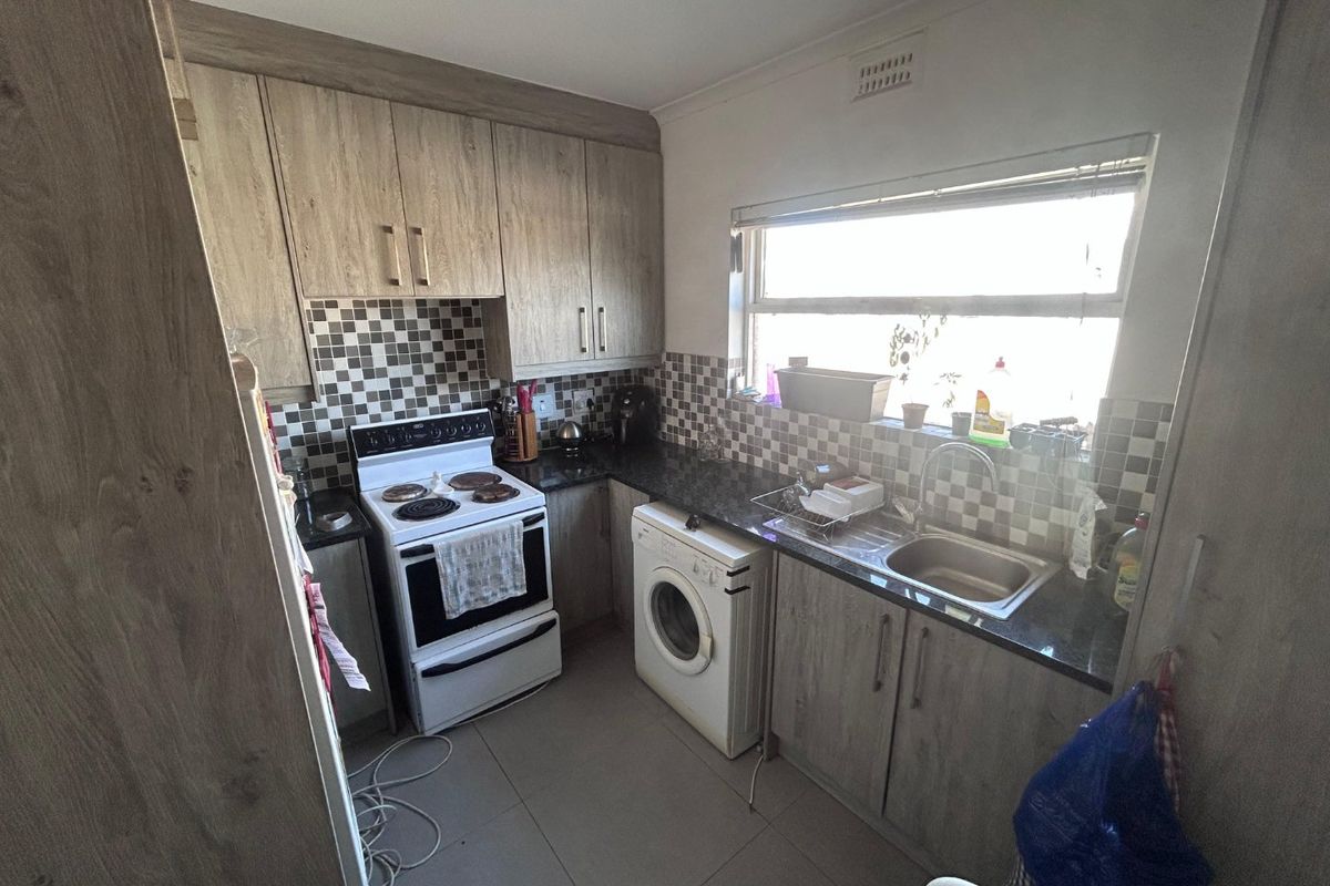 Two bedroom apartment in sought after Plumstead - Photo 3