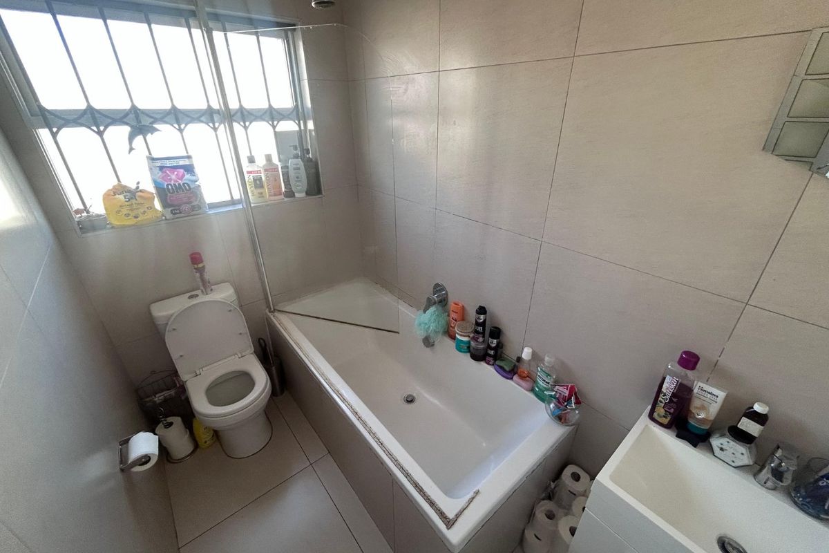 Two bedroom apartment in sought after Plumstead - Photo 5