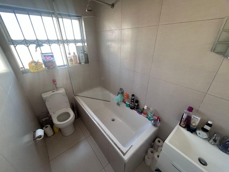 Two bedroom apartment in sought after Plumstead - Photo 5