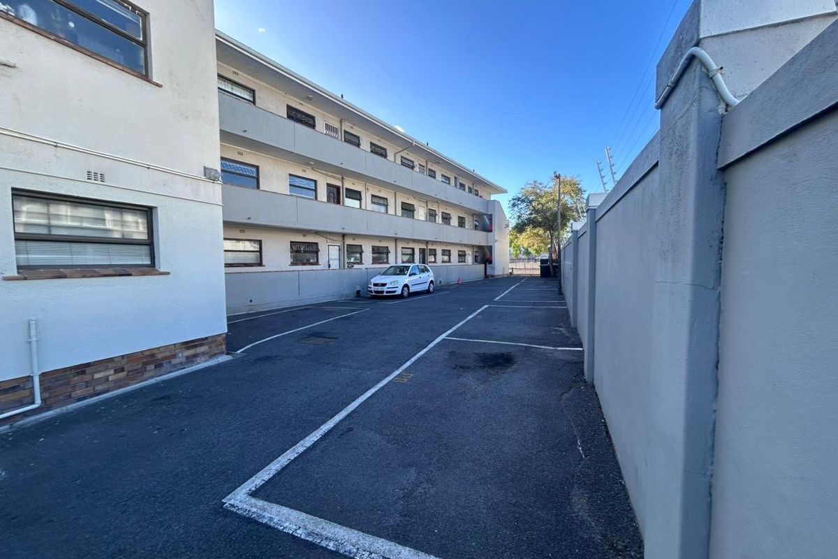 Two bedroom apartment in sought after Plumstead - Photo 2