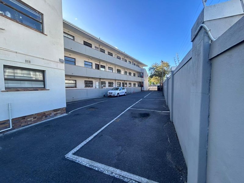 Two bedroom apartment in sought after Plumstead - Photo 2