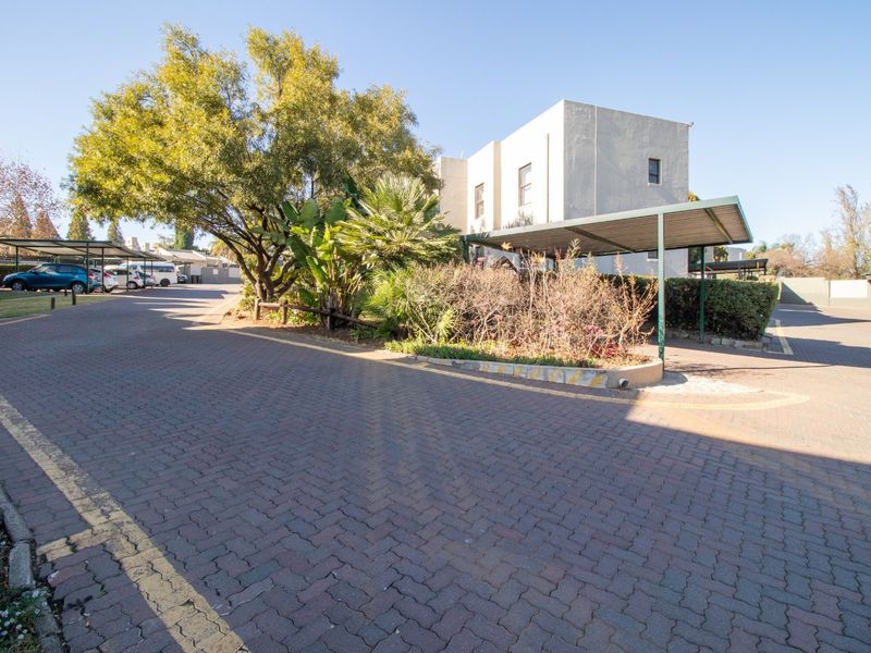 LOCK-UP-AND-GO LIVING WITH GARDEN & POOL ACCESS! - Photo 9