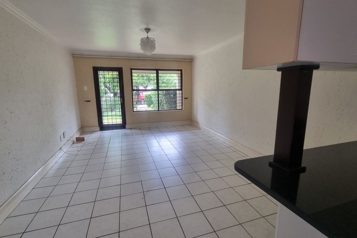 LOCK-UP-AND-GO LIVING WITH GARDEN & POOL ACCESS! - Photo 2