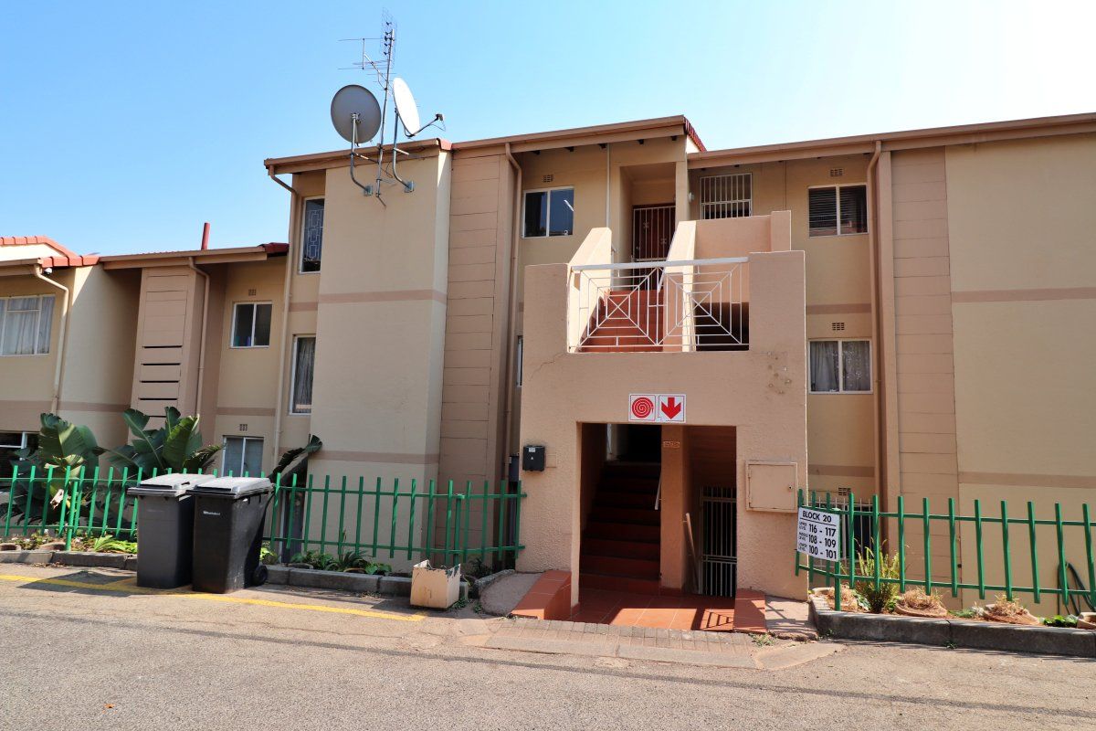 MODERN LIVING WITH PANORAMIC VIEWS! - Photo 3