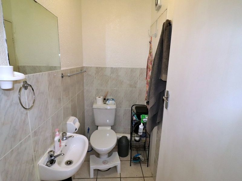 MODERN LIVING WITH PANORAMIC VIEWS! - Photo 4