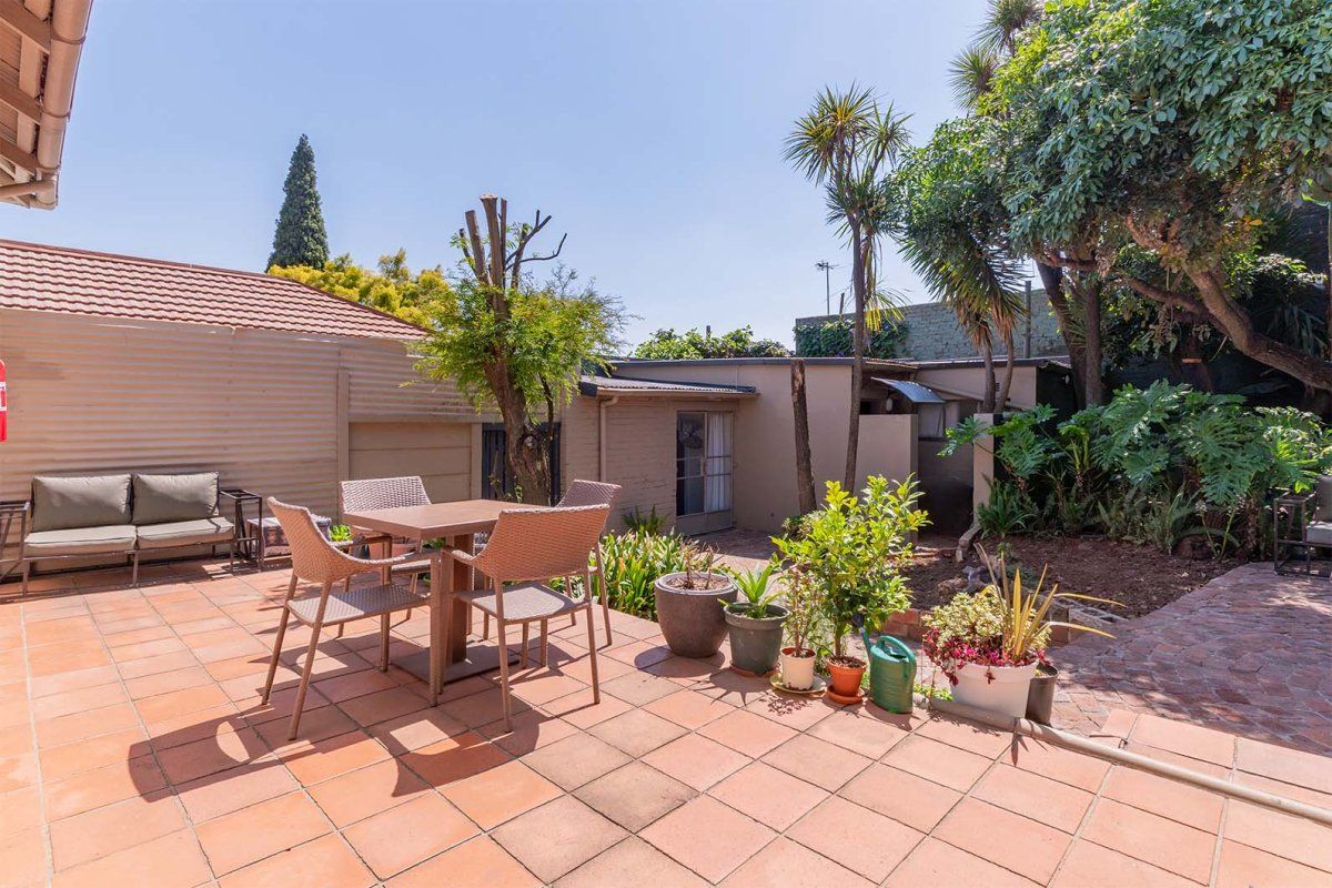 Charming 3-Bedroom Family Home with Granny Flat on Spacious 495 m2 Stand - Photo 5