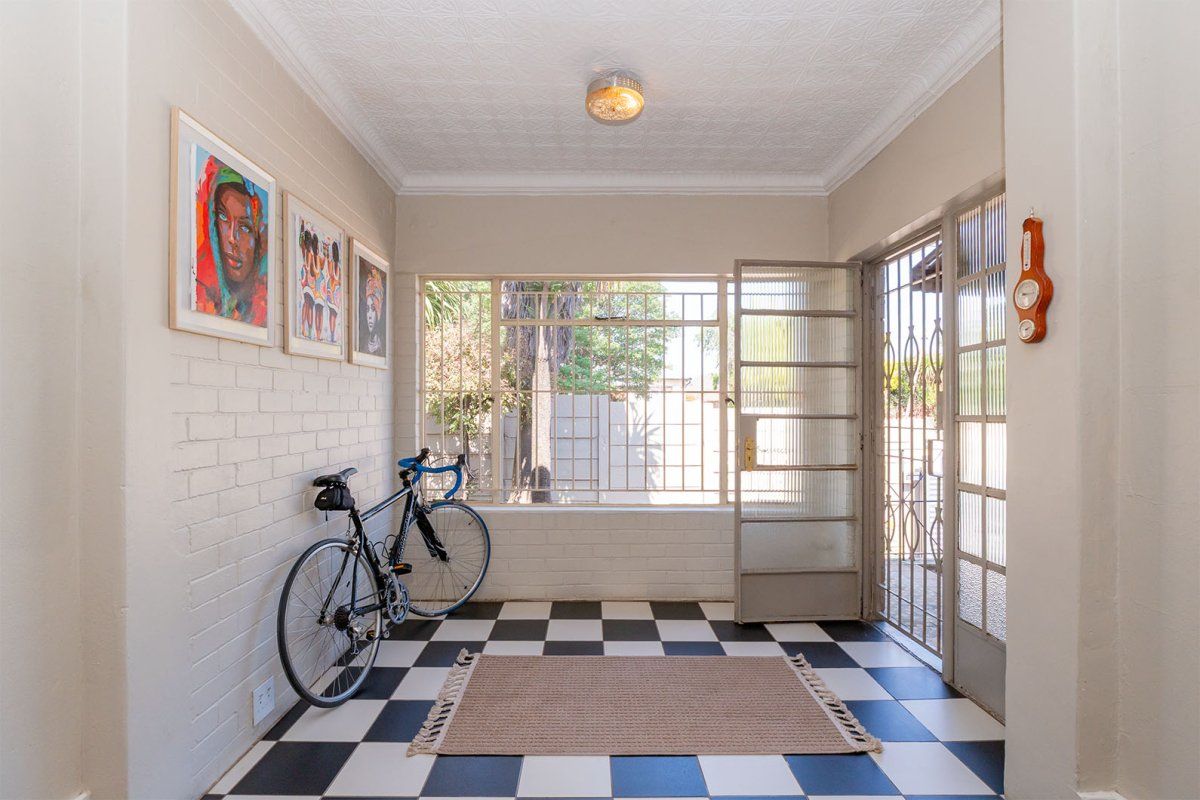Charming 3-Bedroom Family Home with Granny Flat on Spacious 495 m2 Stand - Photo 2