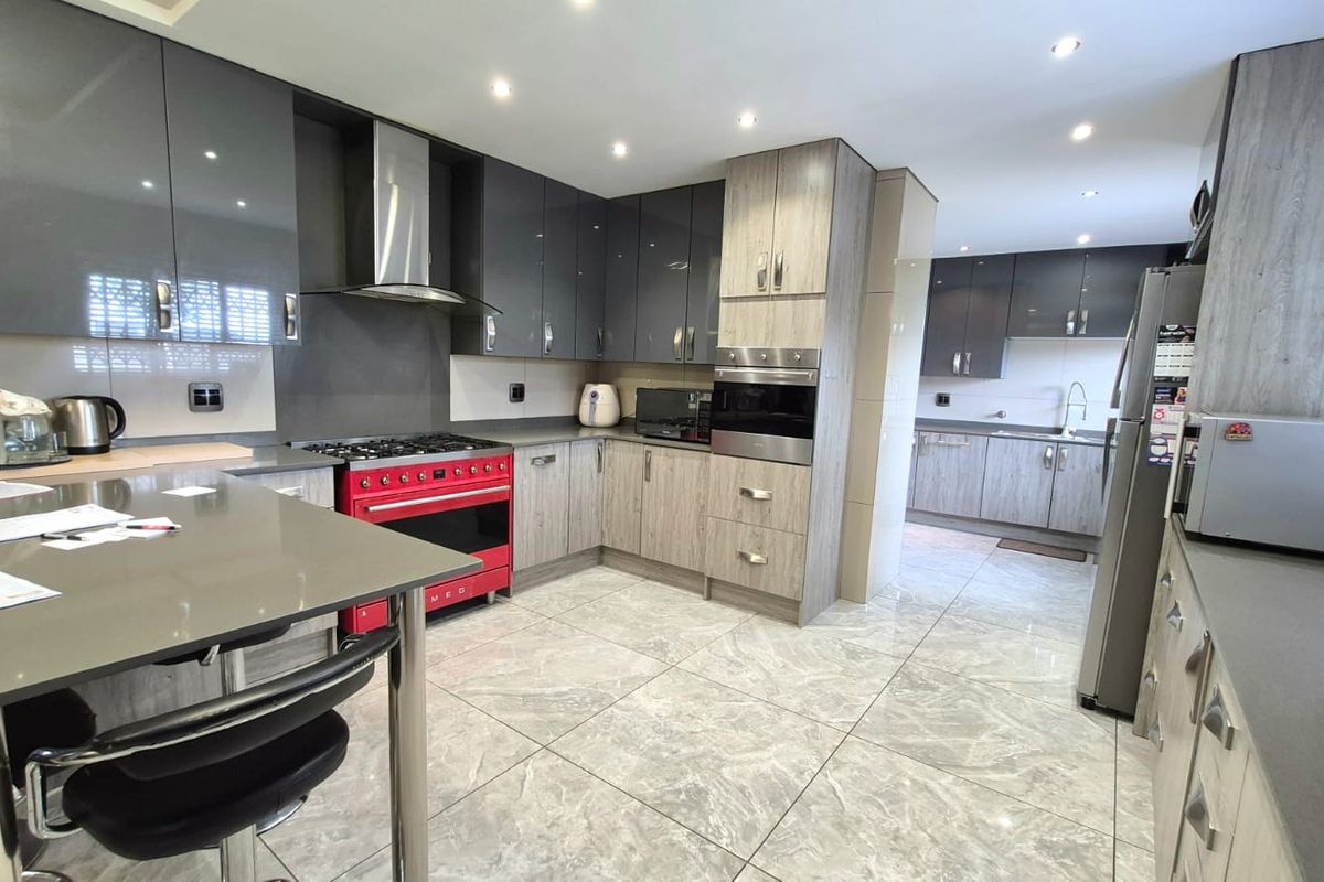 Luxury Family Home with 2 Flatlets, Pool & Solar in Horison View - Photo 2