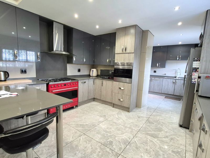 Luxury Family Home with 2 Flatlets, Pool & Solar in Horison View - Photo 2