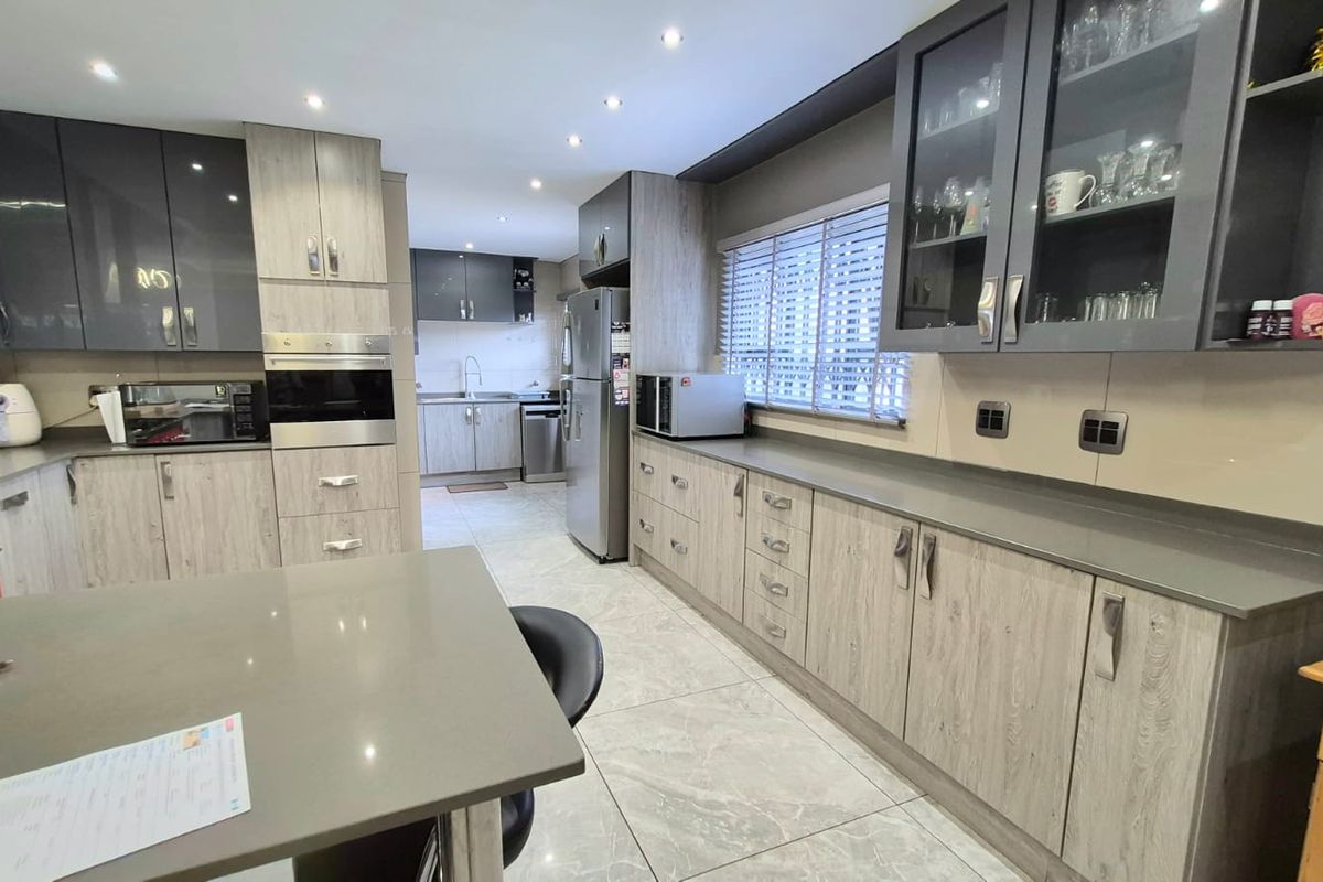 Luxury Family Home with 2 Flatlets, Pool & Solar in Horison View - Photo 3