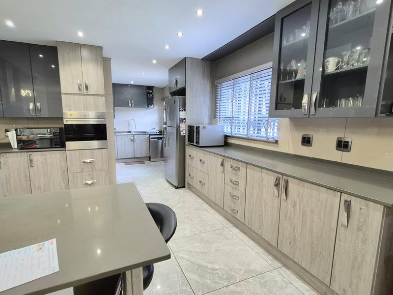 Luxury Family Home with 2 Flatlets, Pool & Solar in Horison View - Photo 3