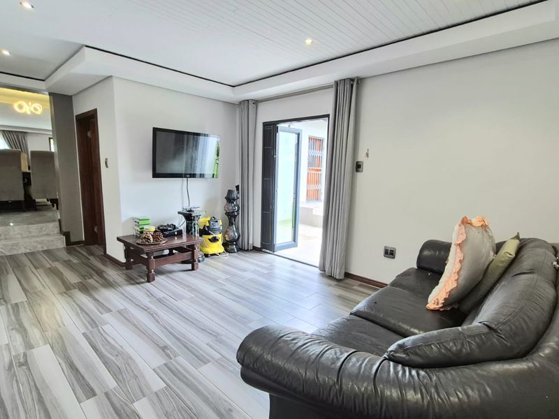 Luxury Family Home with 2 Flatlets, Pool & Solar in Horison View - Photo 10