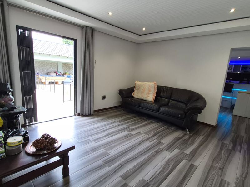 Luxury Family Home with 2 Flatlets, Pool & Solar in Horison View - Photo 9