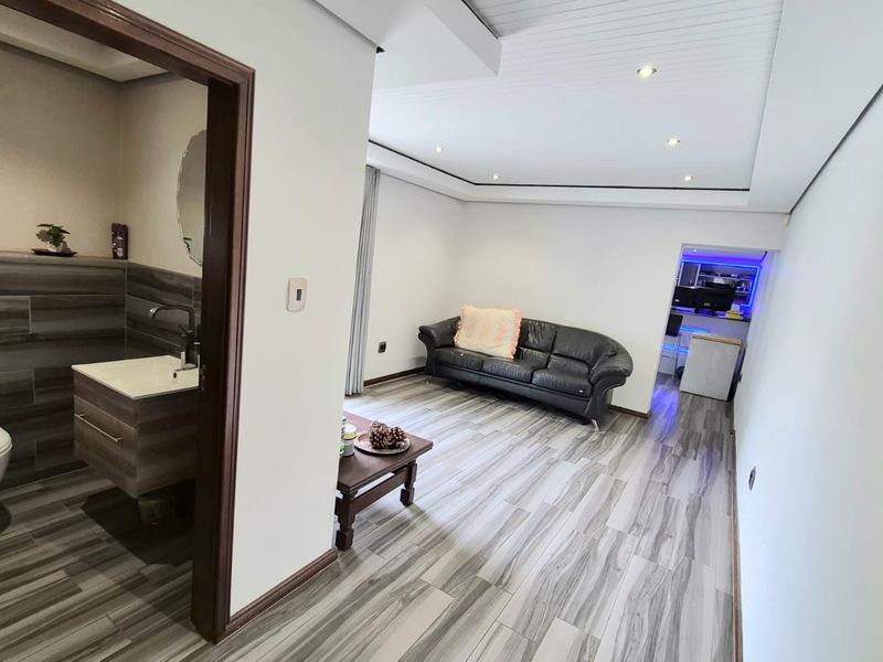 Luxury Family Home with 2 Flatlets, Pool & Solar in Horison View - Photo 8