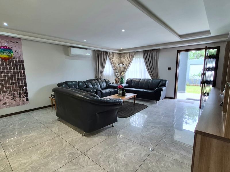 Luxury Family Home with 2 Flatlets, Pool & Solar in Horison View - Photo 7