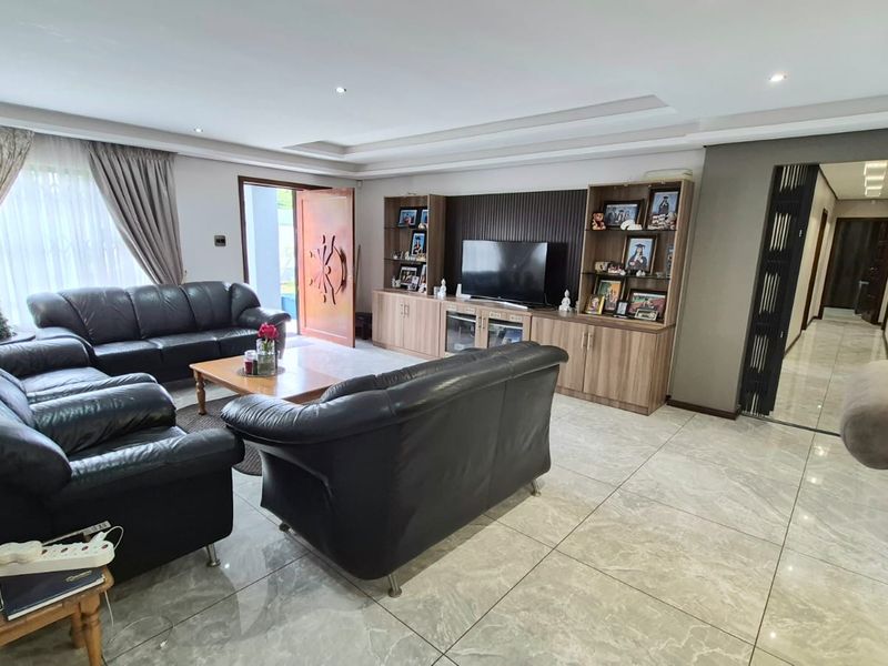 Luxury Family Home with 2 Flatlets, Pool & Solar in Horison View - Photo 6