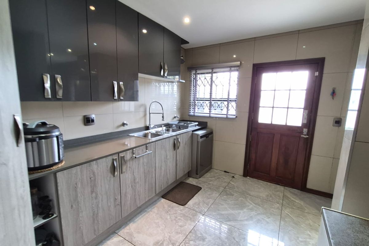 Luxury Family Home with 2 Flatlets, Pool & Solar in Horison View - Photo 4