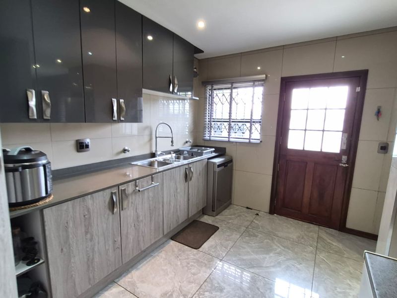 Luxury Family Home with 2 Flatlets, Pool & Solar in Horison View - Photo 4