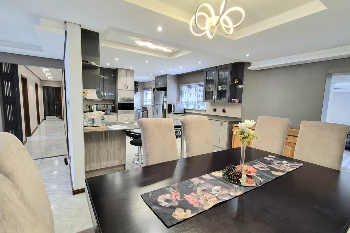 Luxury Family Home with 2 Flatlets, Pool & Solar in Horison View - Photo 5