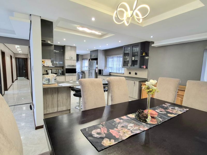 Luxury Family Home with 2 Flatlets, Pool & Solar in Horison View - Photo 5