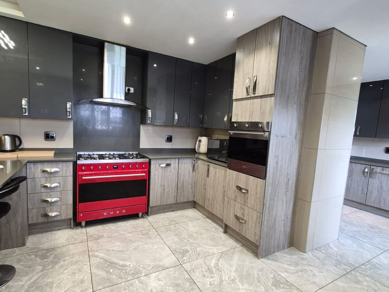 Luxury Family Home with 2 Flatlets, Pool & Solar in Horison View - Photo 1