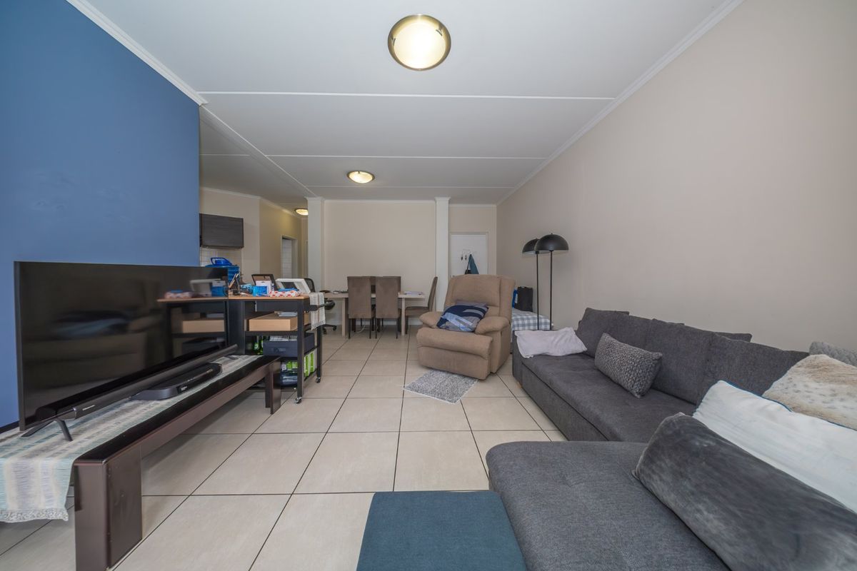 Stunning 3-Bedroom Ground Floor Gem with Private Garden - Photo 5