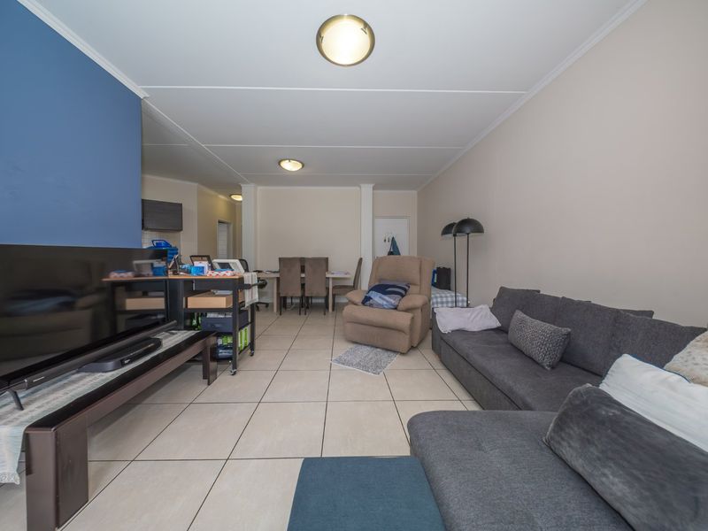 Stunning 3-Bedroom Ground Floor Gem with Private Garden - Photo 5