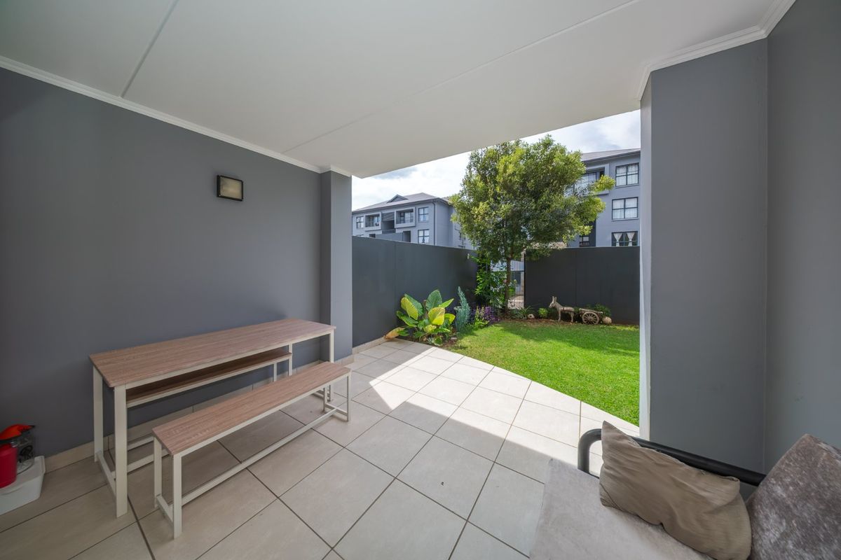 Stunning 3-Bedroom Ground Floor Gem with Private Garden - Photo 3