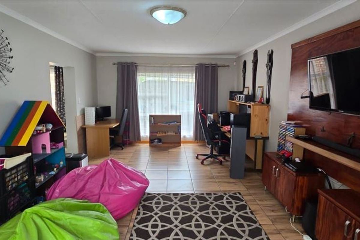 Spacious Family Home With Extras - Photo 2