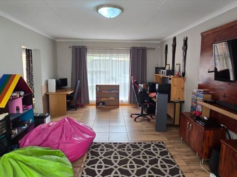 Spacious Family Home With Extras - Photo 2