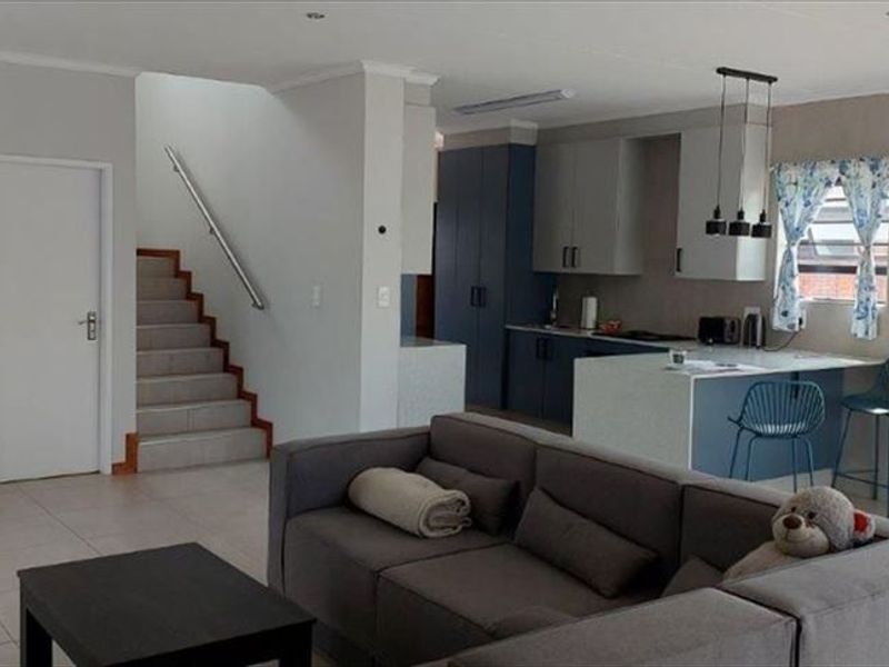 Spacious Family Home With Comfort - Photo 2