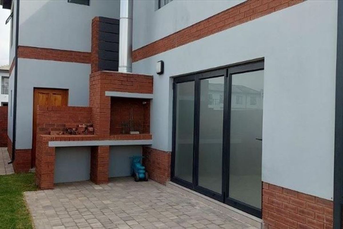 Spacious Family Home With Comfort - Photo 3