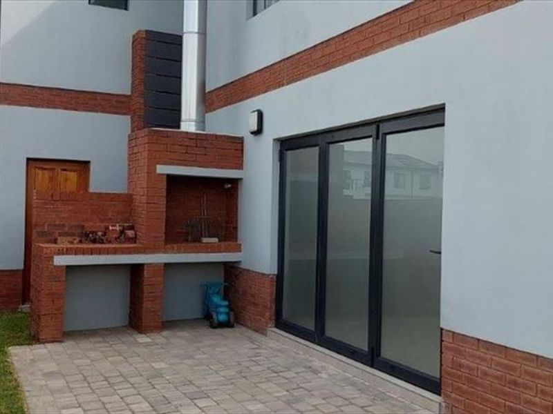 Spacious Family Home With Comfort - Photo 3