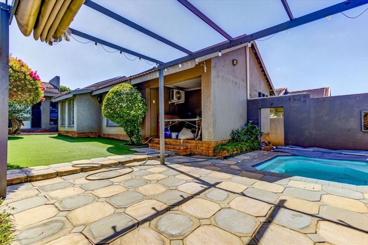 Elegant Living With Poolside Charm - Photo 3