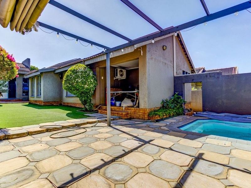 Elegant Living With Poolside Charm - Photo 3