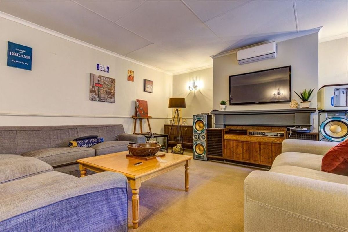 Elegant Living With Poolside Charm - Photo 2