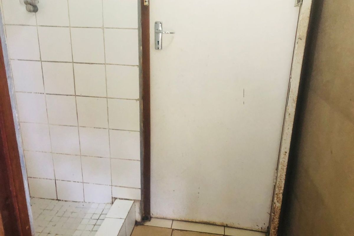 1 Bedroom,1 Bathroom Room to let in Kloof - Photo 4