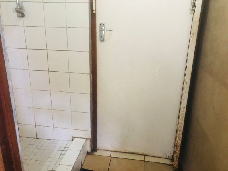 1 Bedroom,1 Bathroom Room to let in Kloof - Photo 4
