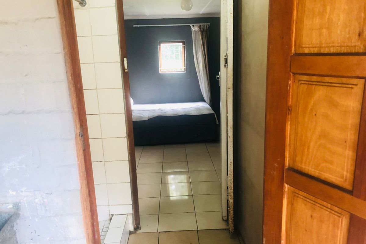 1 Bedroom,1 Bathroom Room to let in Kloof - Photo 2