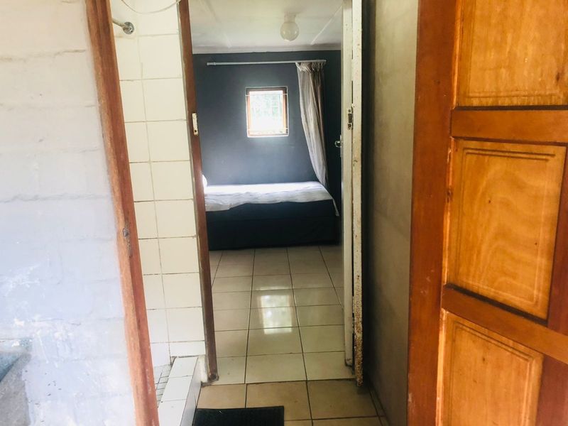 1 Bedroom,1 Bathroom Room to let in Kloof - Photo 2